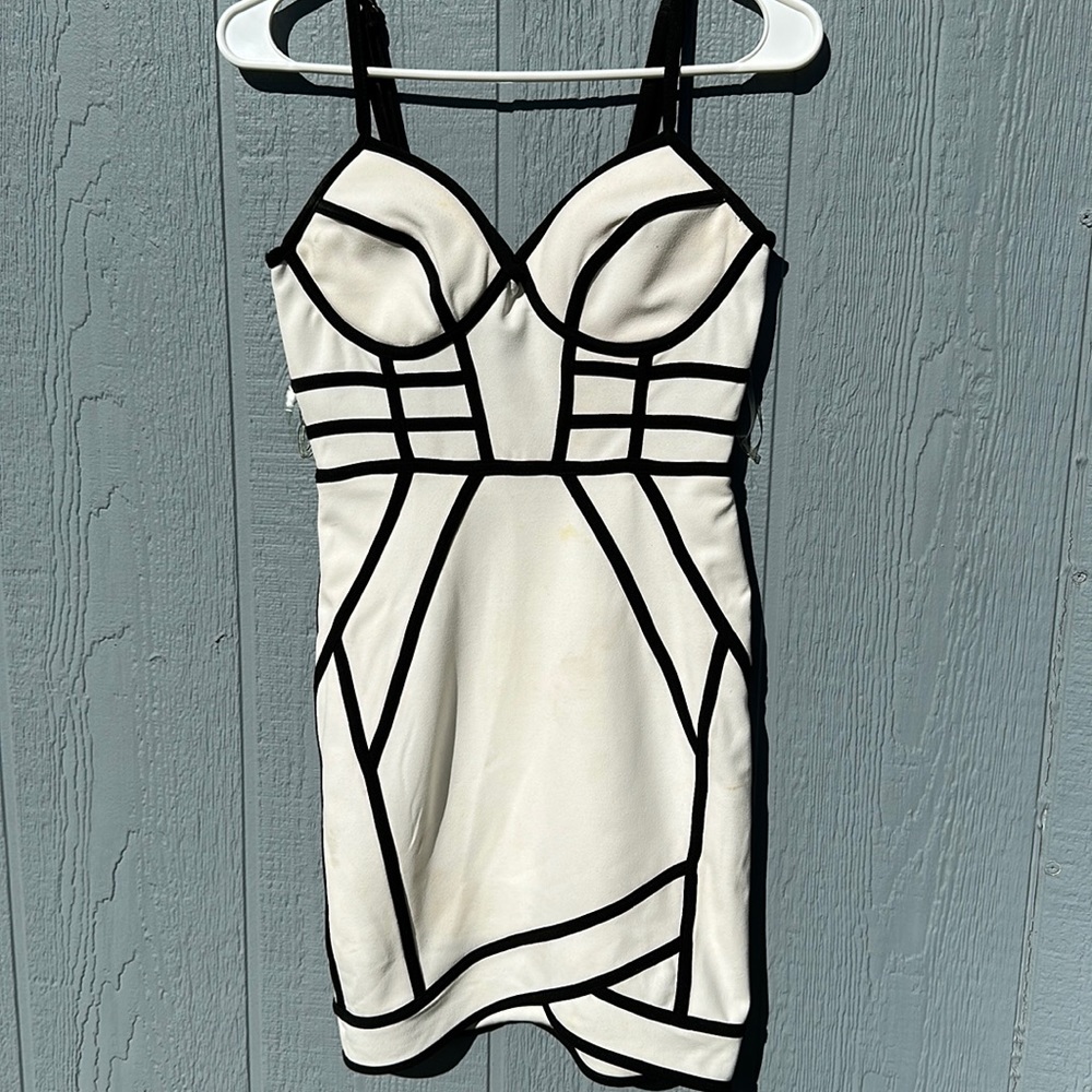 I’m cleaning my closet. This dress have little details.